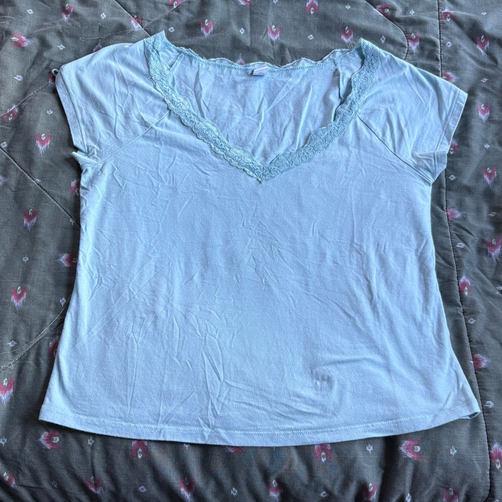Women’s old navy baby blue crop tee vneck size large
